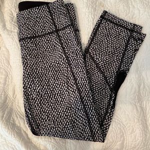 Black and white dotted lululemon leggings